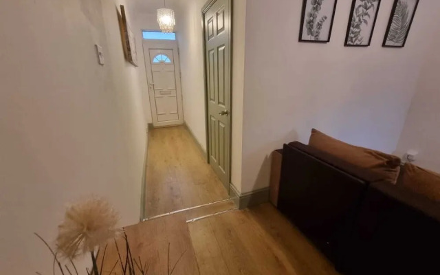 Elegant 4-bed House in Dartford
