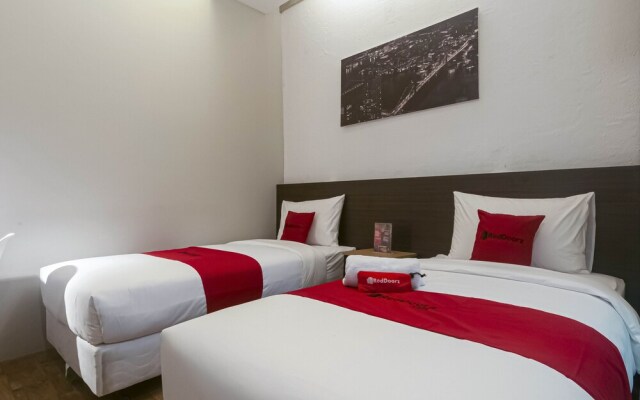 RedDoorz Plus near Gandaria City Mall 2