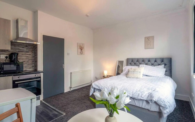 Lovely 13-bed House in Coventry