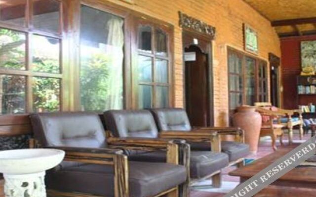 Nyoman Astana bungaloWs