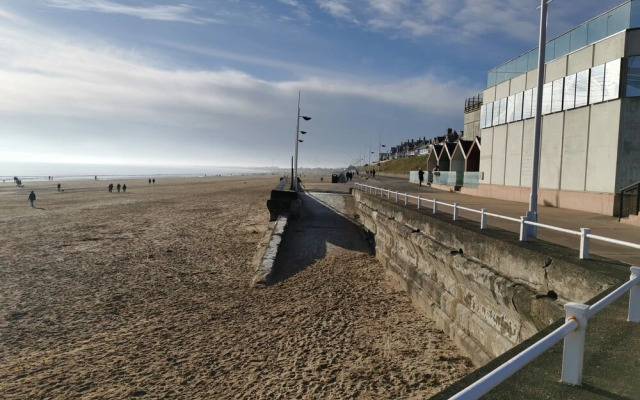 2 Bed Cabin - Sleeps 4 - Pets - 5 min to Beach