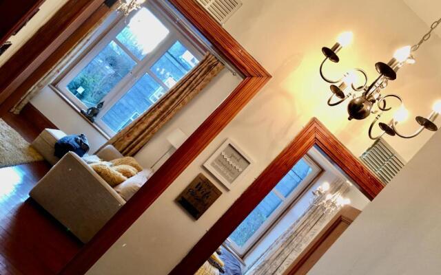 Cosy 2 Bedroom Central Apartment - Free Parking, Free WiFi