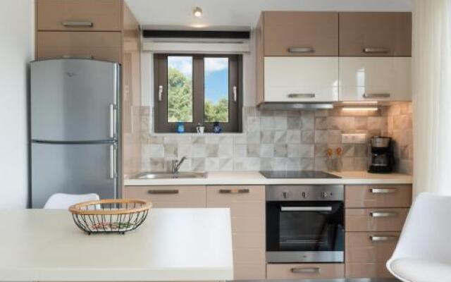 Niovi Seaside Suites