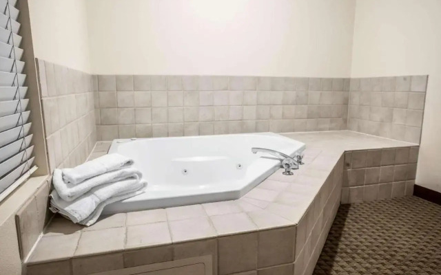 Quality Inn & Suites - 3 Stars