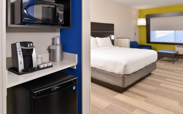 Holiday Inn Express & Suites Kansas City - Lee's Summit, an IHG Hotel