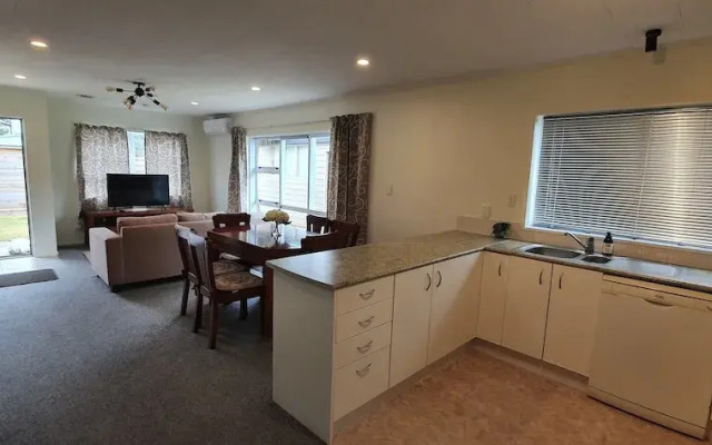 Cheerful 3BR Home - Free WiFi & Netflix