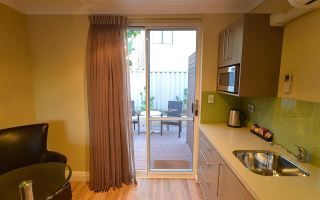 Bentley Motel – Guest Rooms – Inglewood