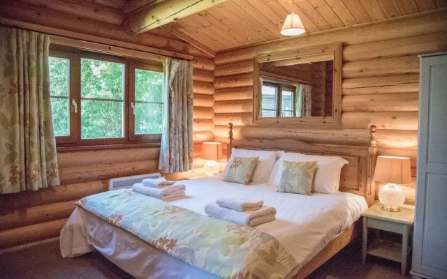Willow Lodge With Hot Tub, Kingfishers