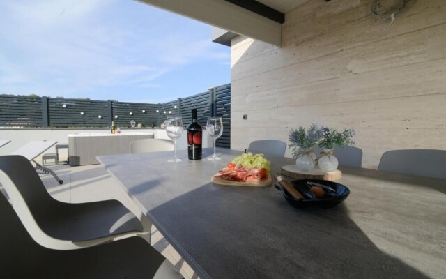 Rooftop apartment Jadera