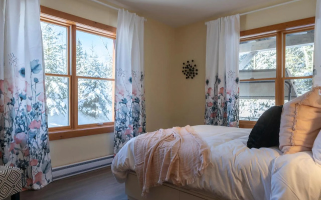4-Bedroom Chalet Fraternite in Lac-Superieur Tremblant