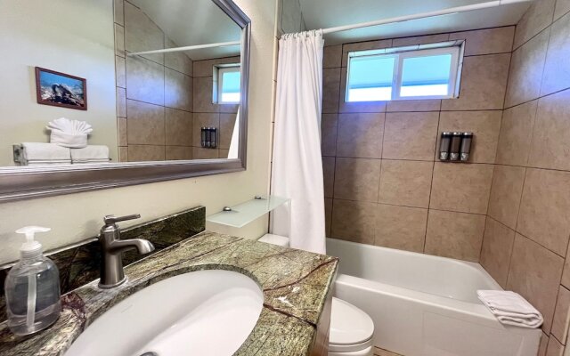 Kona Isle Oceanfront Condo w/ A/c!