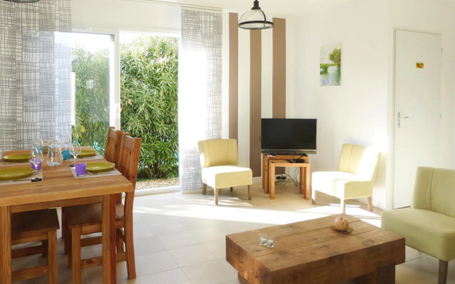 Nice Holiday Home With Private Terrace, Arpaillargues-et-aureillac
