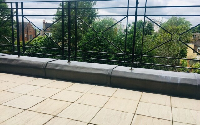 Bright 1 Bedroom Flat in West Hampstead With Balcony