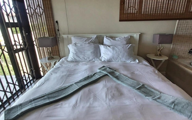 Whale Rock, Modern Beachfront Apartment