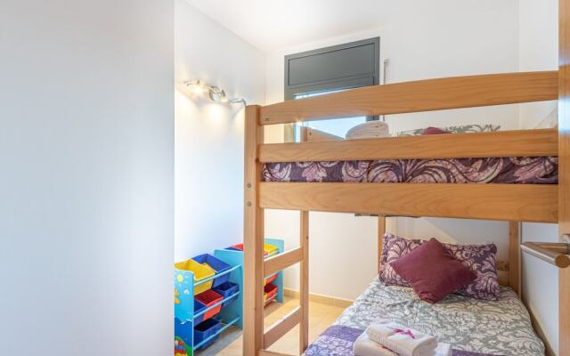 Apartment With 3 Bedrooms, sea Views and Pool