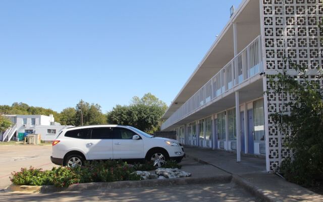 LoneStar Inn & Suites