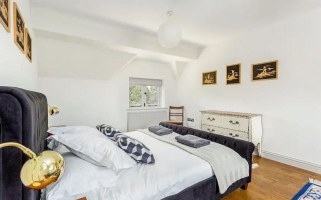 Spacious & Stylish Cotswold Family home