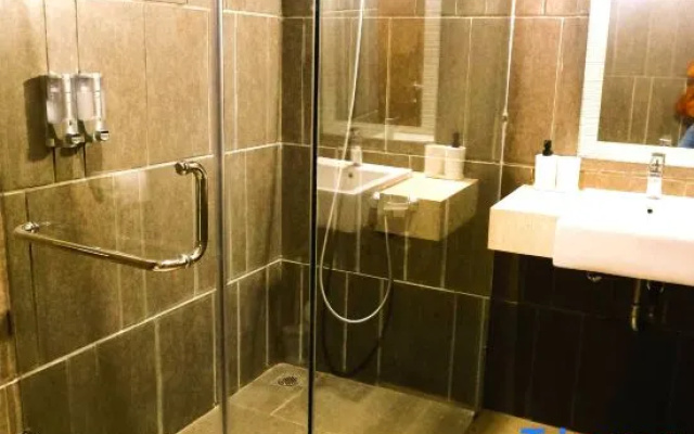 Private Pool Villa | Walking Distance to Top Dining & Nearby Beach Access!! – Bathroom – Ungasan