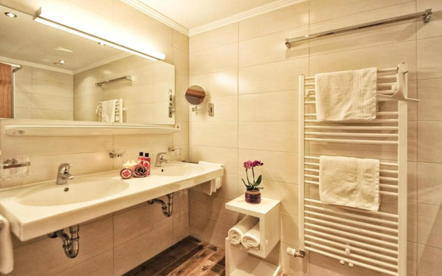 Mountain Apartments - living by Salner