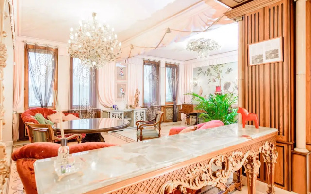 Funny Dolphins Apartments White House