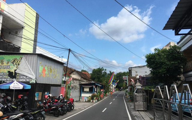 Hotel Alami near Alun-Alun Klaten by ZUZU