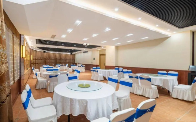 Vienna International Hotel (Sanya High-speed Railway Station)