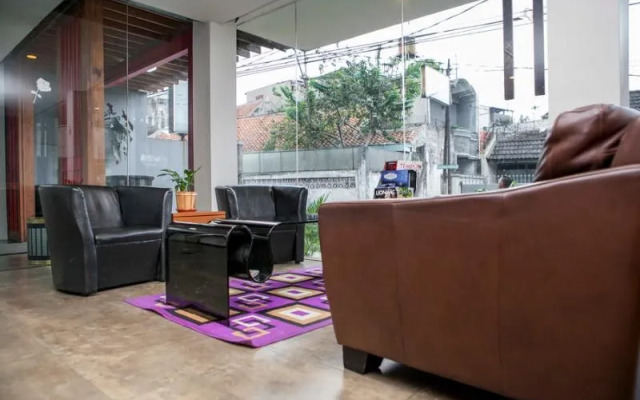 RedDoorz Plus near Asia Afrika 3