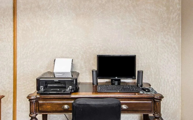 Econo Lodge Blackwell - I-35