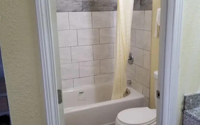 AmeriStay Inn &Suites