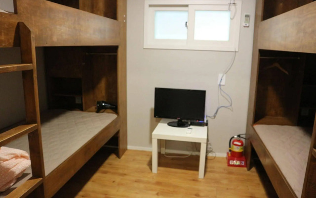 Zzzip Guest House - Hostel