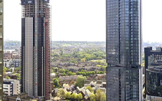 Luxury Waterfront Studio in Canary Wharf by Underthedoormat