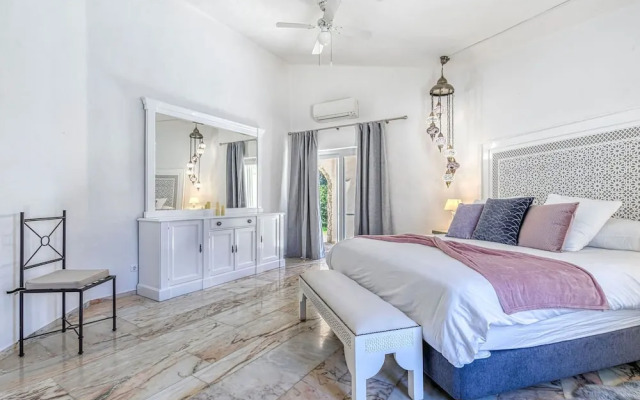 Golfinhos Magnificent Spacious 5 Bedroom Villa