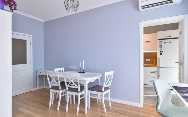 - The Blue Apartment - 1BD with Artistic Interior Design