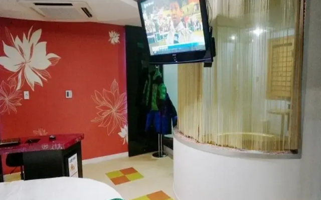 Pi Tourist Hotel