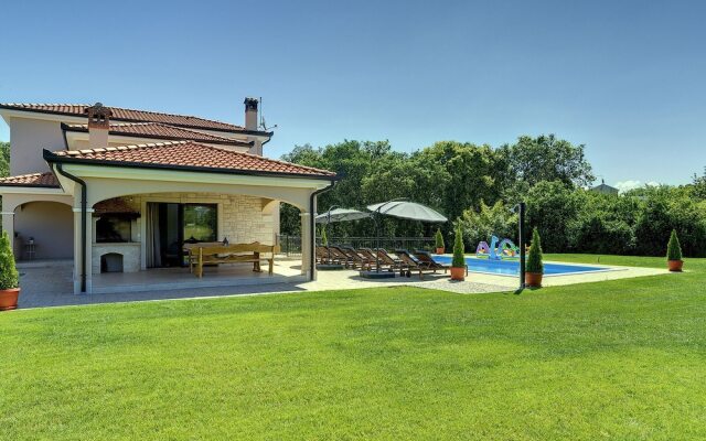 Villa With Pool and Sunshade in Rovinj