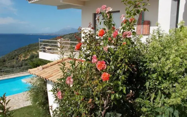 Skaloma Villas Art 2