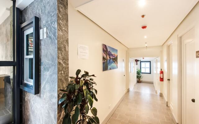 Vaccinated Staff - Capital O 492 Sunset View Ridge Residences