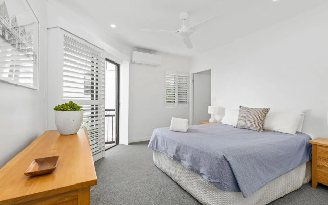 6 Seabreeze Spacious Newly Renovated Apartment with Ocean Views