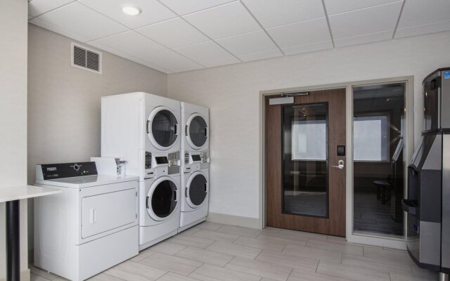 Holiday Inn Express & Suites Kelowna - East by IHG