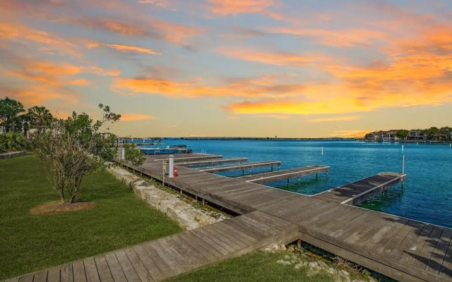 Luxury Waterfront Condo W/pool & Views!