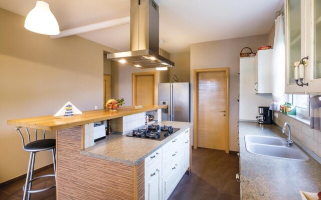 Amazing Home in Zagreb With 4 Bedrooms, Wifi and Jacuzzi
