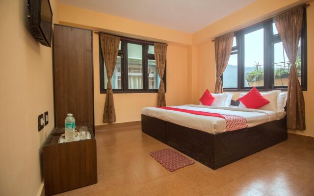 Hotel Golden Shangrila By OYO Rooms