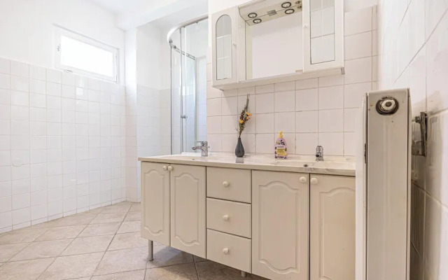 Cozy 3BR Apt with Garden Sleeps 10