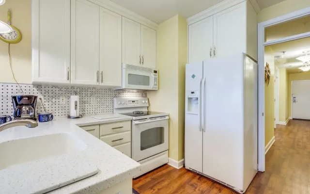 Lakefront Huddleston Condo w/ Community Pool