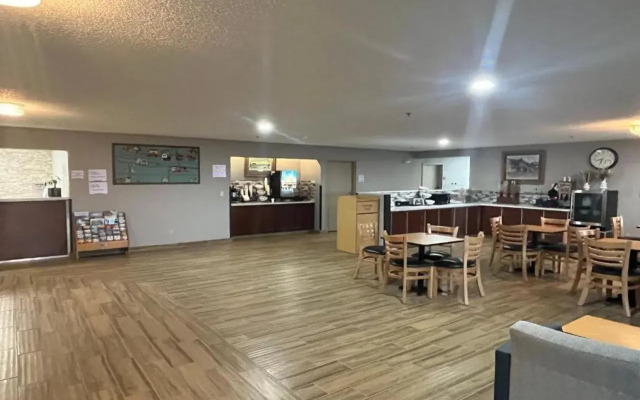Days Inn & Suites by Wyndham Williamsburg IA North