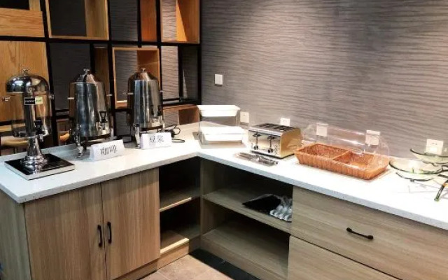 Super 8 Hotel Premier (Fushun North Railway Station, Jiangjun)