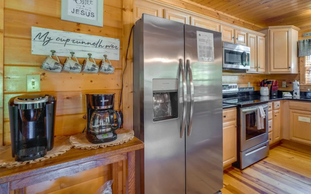 Gatlinburg Getaway: Private Hot Tub & Fireplace!