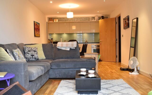 1 Bedroom Flat Near Old Street With Balcony