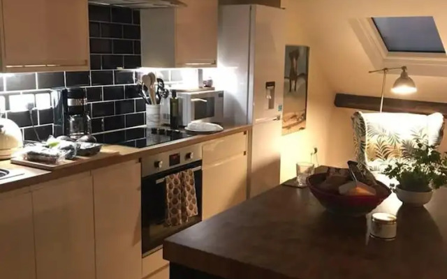 Modern Penthouse With Views in Stroud