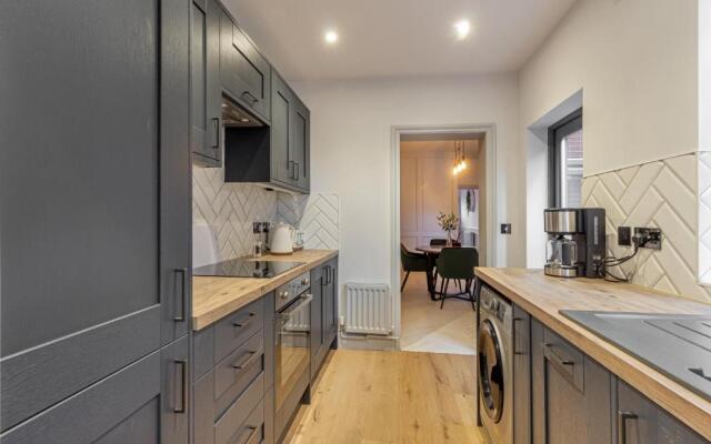 2 Bedroom House- Hereford City Centre with Parking